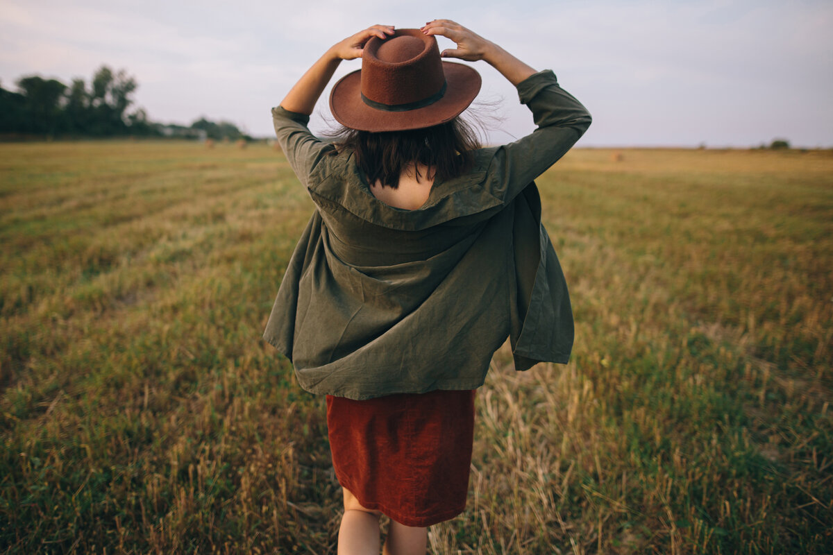 beautiful-carefree-woman-in-hat-walking-in-evening-pmvb9kq.jpg